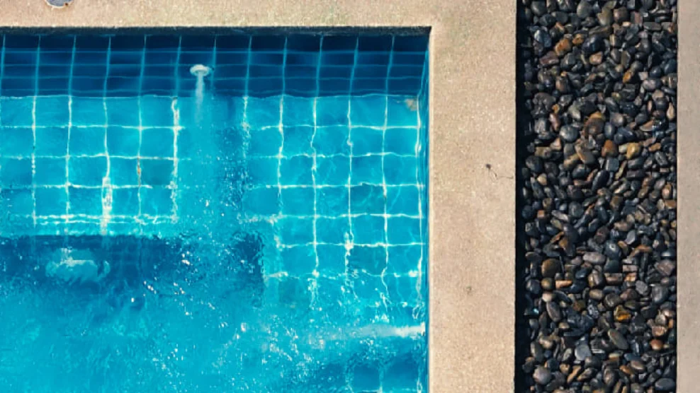 Mitos y Realidades: ¿Es beneficioso filtrar una piscina durante la noche?